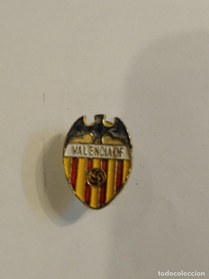 Coleccionismo deportivo: ANTIGUA INSIGNIA PIN DE OJAL SOLAPA ESMALTADO FUTBOL VALENCIA C.F