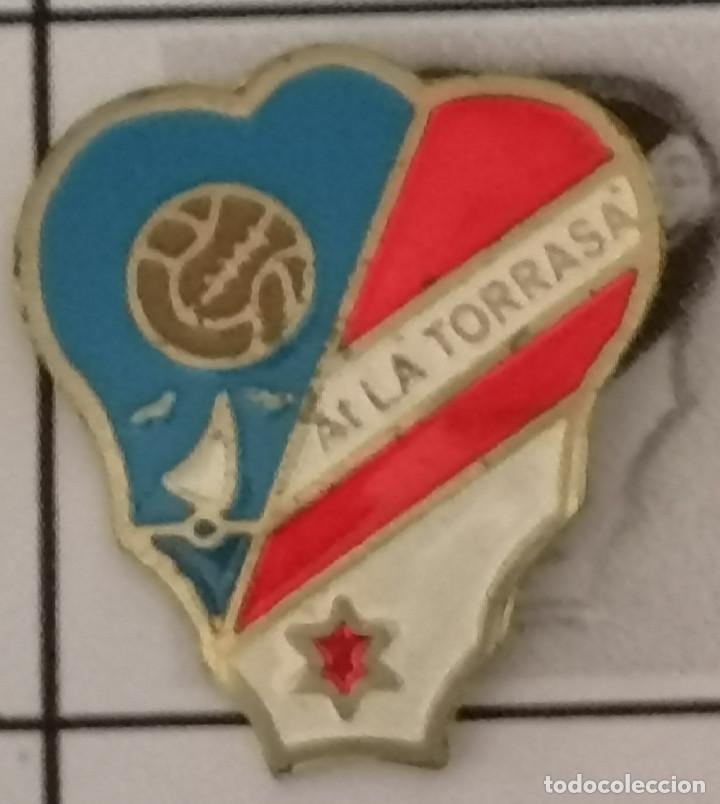 Collectionnisme sportif: PIN FUTBOL - BARCELONA - HOSPITALET DE LLOBREGAT - AT. LA TORRASA