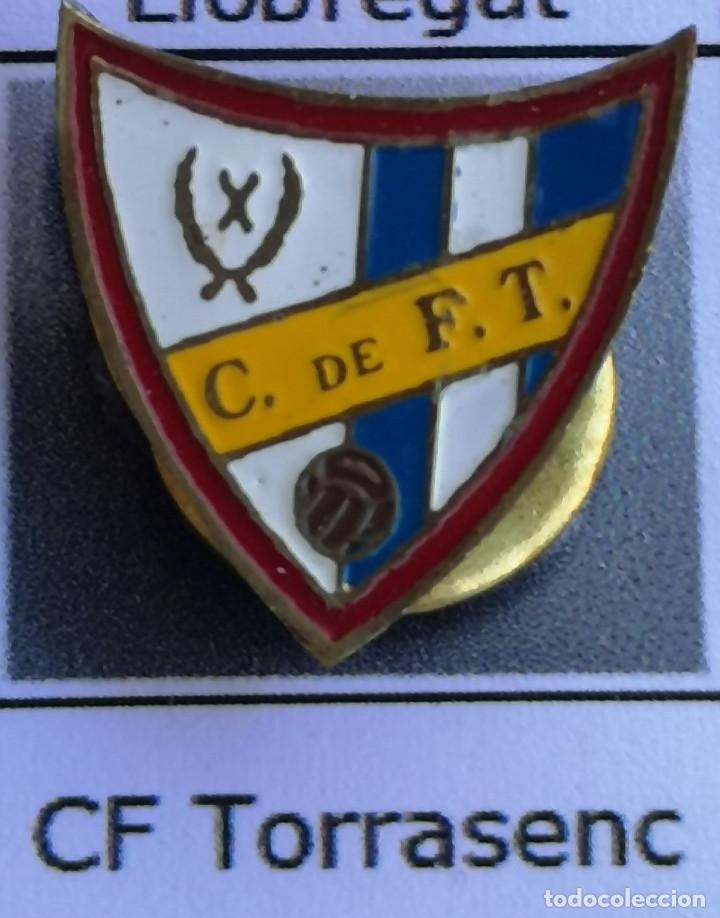 Collectionnisme sportif: PIN FUTBOL - BARCELONA - HOSPITALET DE LLOBREGAT - CF TORRASENC - Solapa