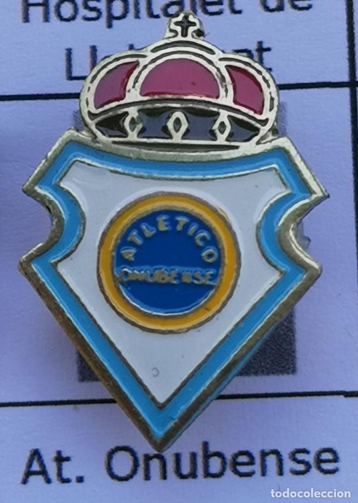 Collectionnisme sportif: PIN FUTBOL - BARCELONA - CORNELL&Agrave; DE LLOBREGAT - ATLETICO ONUBENSE - Solapa