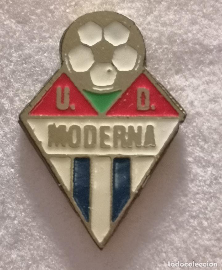 Collectionnisme sportif: PIN FUTBOL - BARCELONA - HOSPITALET DE LLOBREGAT - UD MODERNA