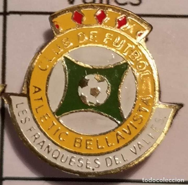 Sammelleidenschaft Sport: PIN FUTBOL - BARCELONA - LES FRANQUESES - CF ATLETIC BELLAVISTA - Solapa