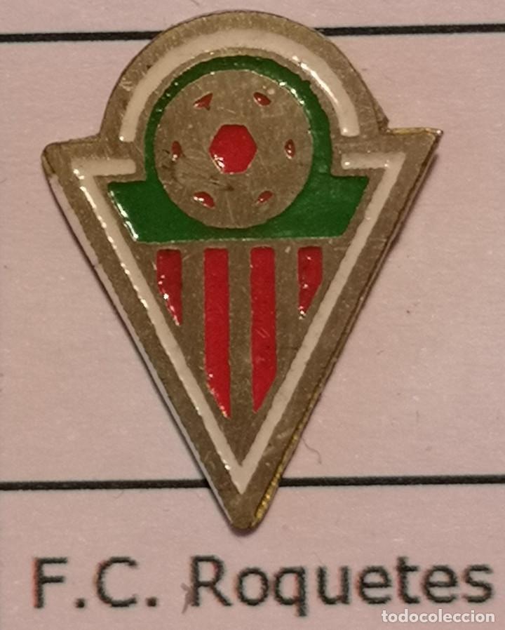 Sammelleidenschaft Sport: PIN FUTBOL - BARCELONA - LES ROQUETES DEL GARRAF - FC ROQUETES
