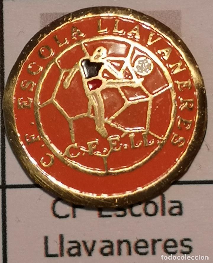 Sammelleidenschaft Sport: PIN FUTBOL - BARCELONA - SANT ANDREU DE LLAVANERES - CF ESCOLA LLAVANERES