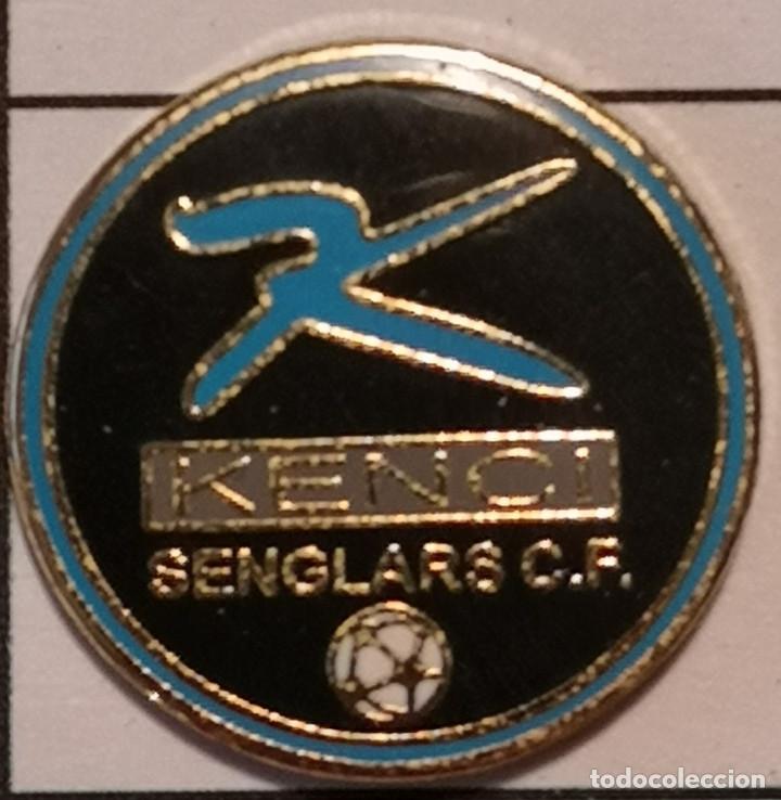 Sammelleidenschaft Sport: PIN FUTBOL - BARCELONA - LLI&Ccedil;&Agrave; D'AMUNT - KENCI SENGLARS CF