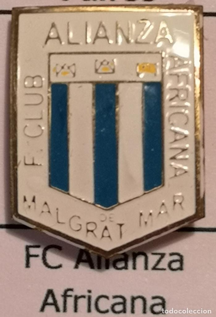 Sammelleidenschaft Sport: PIN FUTBOL - BARCELONA - MALGRAT DE MAT - FC ALIANZA AFRICANA - Solapa