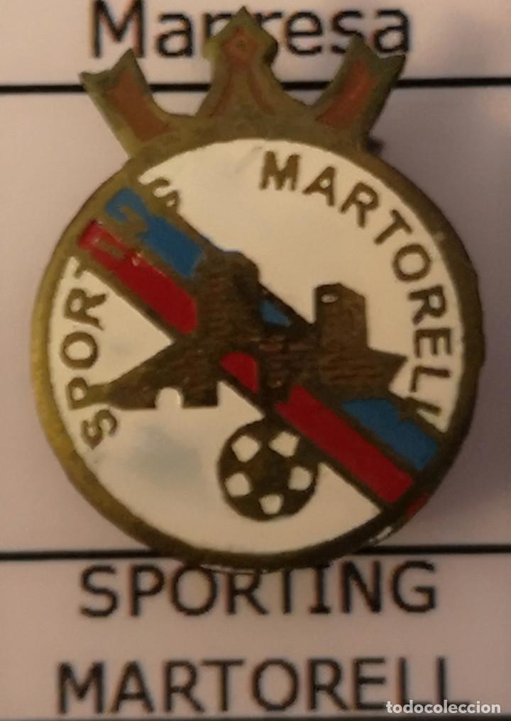 Sammelleidenschaft Sport: PIN FUTBOL - BARCELONA - MARTORELL - SPORTING MARTORELL - Solapa