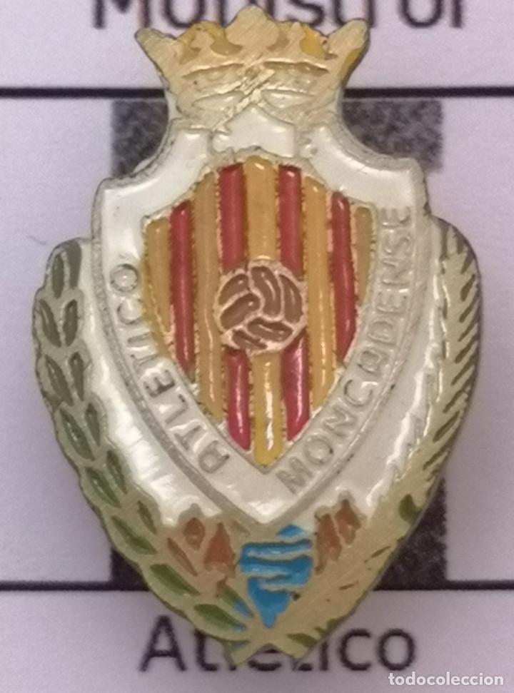 Sammelleidenschaft Sport: PIN FUTBOL - BARCELONA - MONTCADA I REIXAC - ATLETICO MONTCADENSE - Solapa