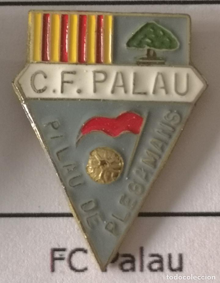 Sammelleidenschaft Sport: PIN FUTBOL - BARCELONA - PALAU SOLIT&Agrave; I PLEGAMANS - CF PALAU