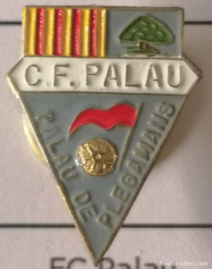 Sammelleidenschaft Sport: PIN FUTBOL - BARCELONA - PALAU SOLIT&Agrave; I PLEGAMANS - CF PALAU - Solapa