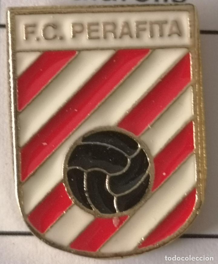 Sammelleidenschaft Sport: PIN FUTBOL - BARCELONA - PARETS DEL VALL&Egrave;S - FC PERAFITA