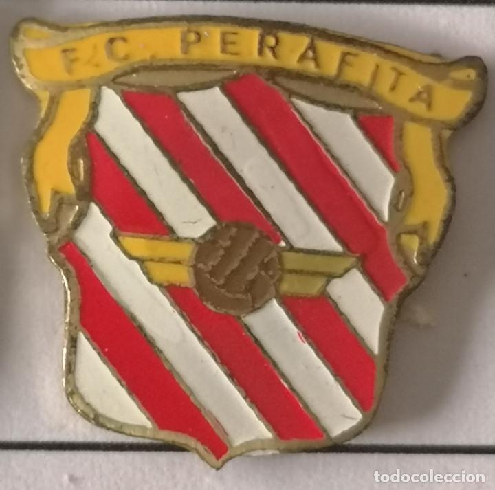Sammelleidenschaft Sport: PIN FUTBOL - BARCELONA - PARETS DEL VALL&Egrave;S - FC PERAFITA