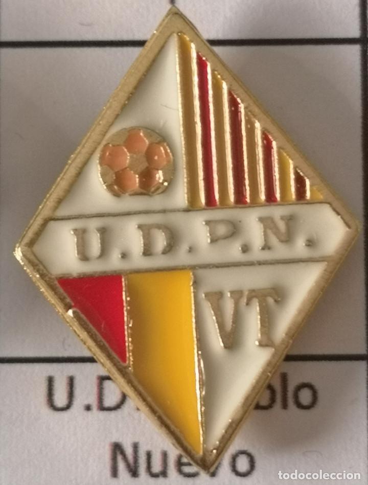 Sammelleidenschaft Sport: PIN FUTBOL - BARCELONA - PINEDA DE MAR - UD PUEBLO NUEVO VETERANOS