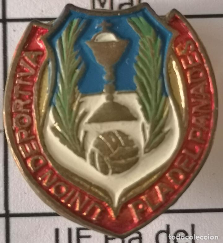 Sammelleidenschaft Sport: PIN FUTBOL - BARCELONA - PLA DEL PENED&Egrave;S - UD PLA DEL PANADES - Solapa