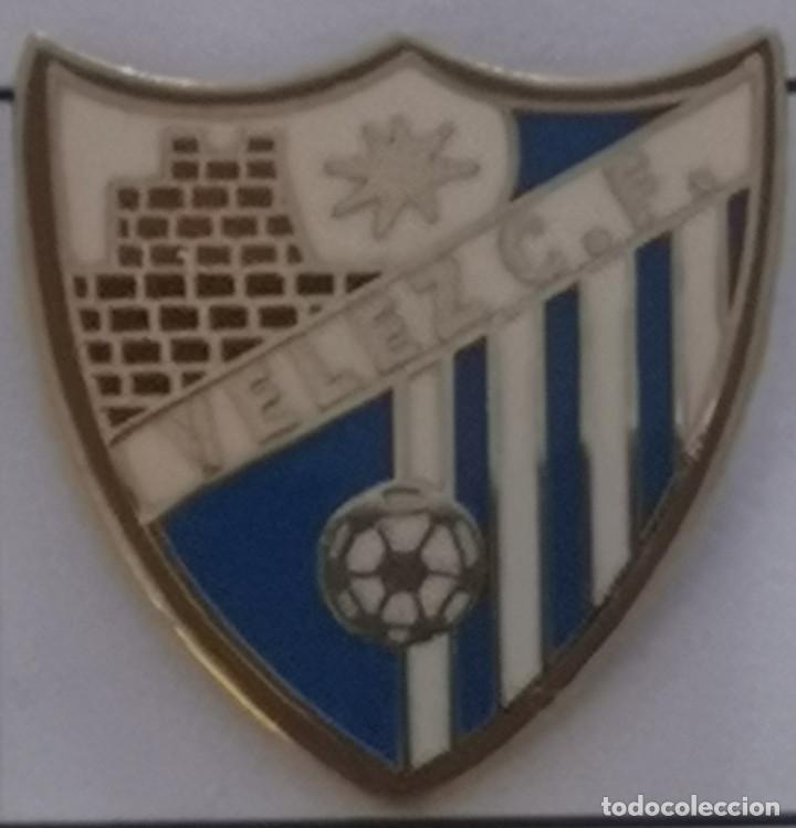 Sammelleidenschaft Sport: PIN FUTBOL - BARCELONA - PREMI&Agrave; DE MAR - VELEZ CF