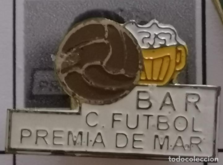 Sammelleidenschaft Sport: PIN FUTBOL - BARCELONA - PREMI&Agrave; DE MAR - BAR CF - Solapa