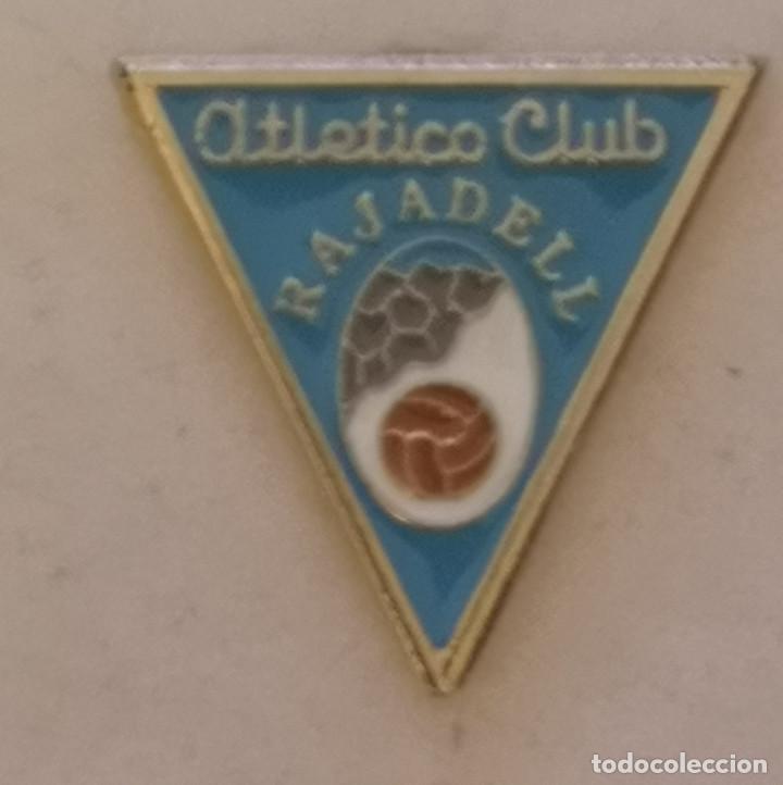 Sammelleidenschaft Sport: PIN FUTBOL - BARCELONA - RAJADELL - ATLETICO CLUB RAJADELL