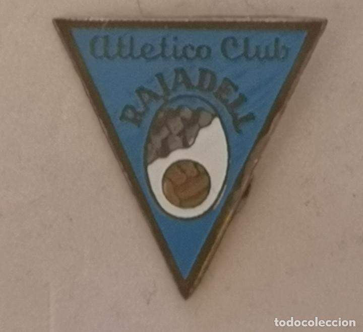 Sammelleidenschaft Sport: PIN FUTBOL - BARCELONA - RAJADELL - ATLETICO CLUB RAJADELL