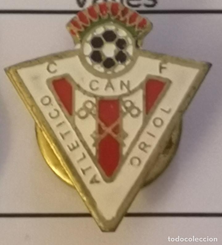 Sammelleidenschaft Sport: PIN FUTBOL - BARCELONA - RUBI - CF ATLETICO CAN ORIOL - Solapa