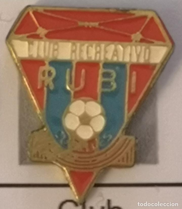 Sammelleidenschaft Sport: PIN FUTBOL - BARCELONA - RUBI - CLUB RECREATIVO RUBI