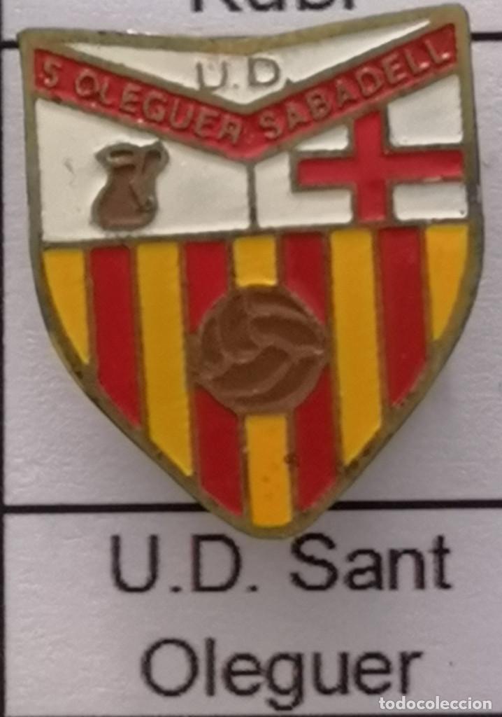 Sammelleidenschaft Sport: PIN FUTBOL - BARCELONA - SABADELL - UD SANT OLEGUER - Solapa