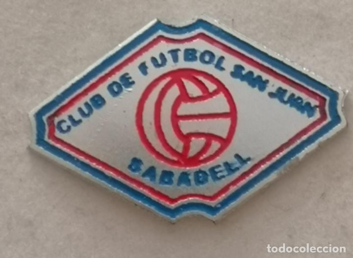 Colecionismo desportivo: PIN FUTBOL - BARCELONA - SABADELL - CF SAN JUAN