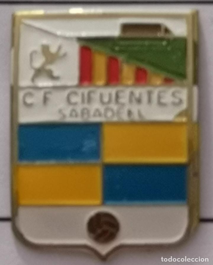 Colecionismo desportivo: PIN FUTBOL - BARCELONA - SABADELL - CF CIFUENTES