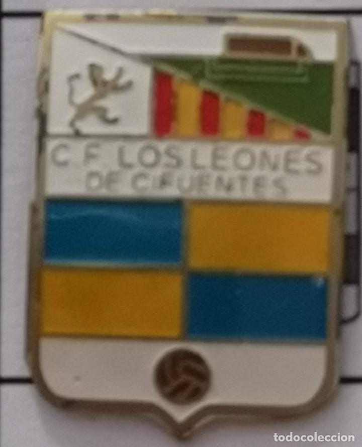 Colecionismo desportivo: PIN FUTBOL - BARCELONA - SABADELL - CF LOS LEONES DE CIFUENTES