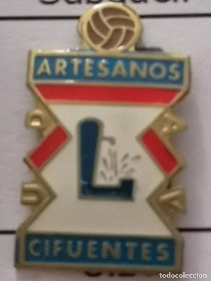 Colecionismo desportivo: PIN FUTBOL - BARCELONA - SABADELL - ARTESANOS CIFUENTES