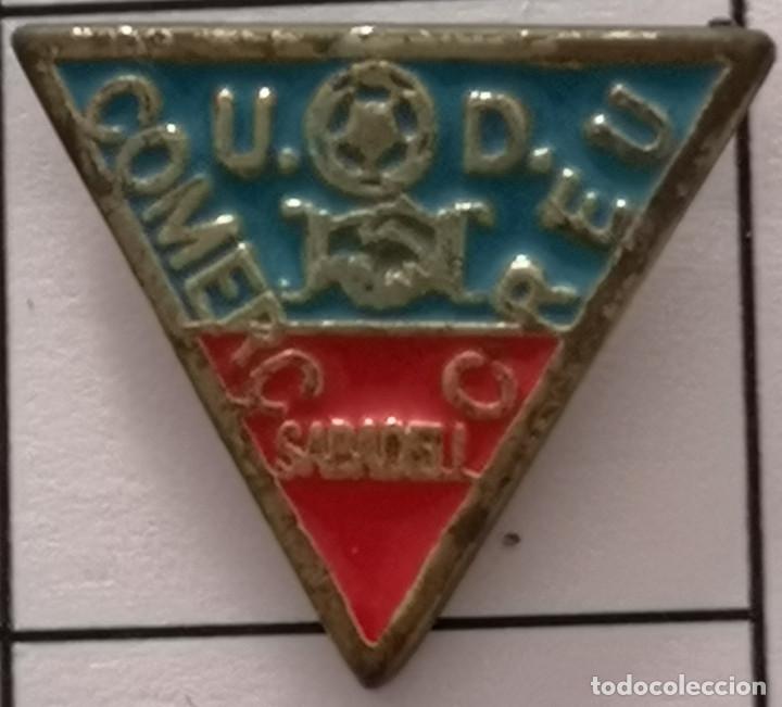 Colecionismo desportivo: PIN FUTBOL - BARCELONA - SABADELL - UD COMER&Ccedil; CREU