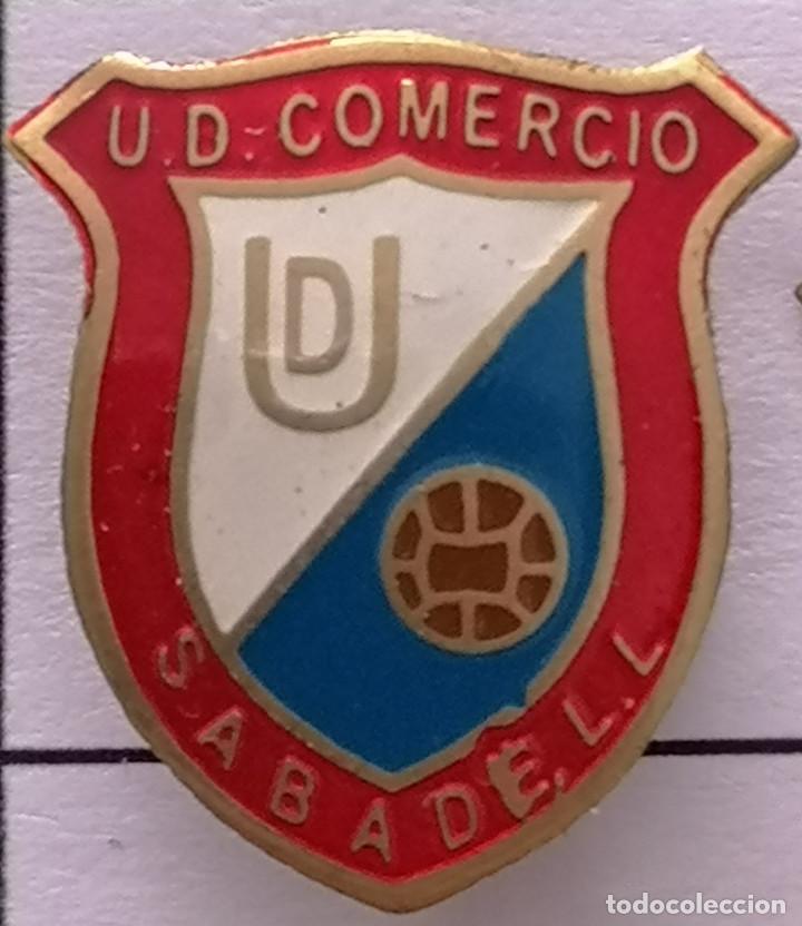Sammelleidenschaft Sport: PIN FUTBOL - BARCELONA - SABADELL - UD COMERCIO - Solapa