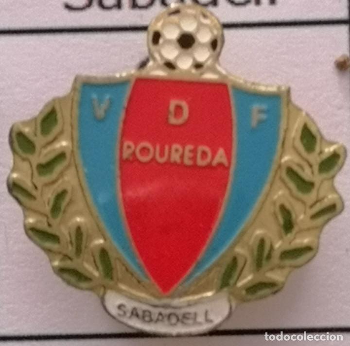 Sammelleidenschaft Sport: PIN FUTBOL - BARCELONA - SABADELL - VDF ROUREDA - Solapa