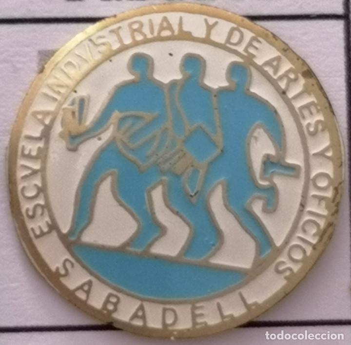 Colecionismo desportivo: PIN FUTBOL - BARCELONA - SABADELL - ESCUELA INDRUSTRIAL DE ARTES Y OFICIOS
