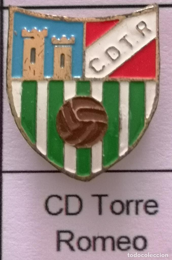 Colecionismo desportivo: PIN FUTBOL - BARCELONA - SABADELL - CD TORRE ROMEU - Solapa