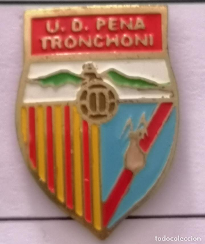 Colecionismo desportivo: PIN FUTBOL - BARCELONA - SABADELL - UD PENA TRONCHONI