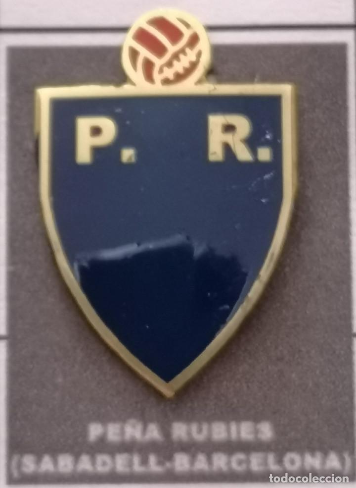 Colecionismo desportivo: PIN FUTBOL - BARCELONA - SABADELL - PE&Ntilde;A RUBIES