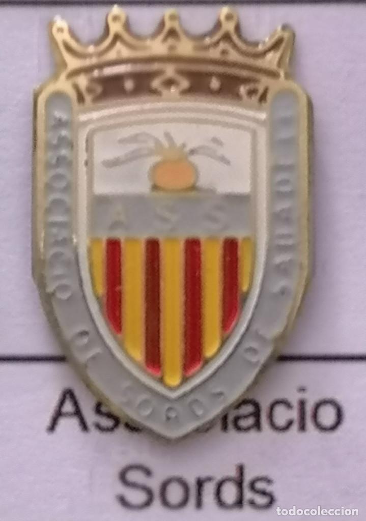 Colecionismo desportivo: PIN FUTBOL - BARCELONA - SABADELL - ASSOCIACI&Oacute; DE SORDS DE SABADELL