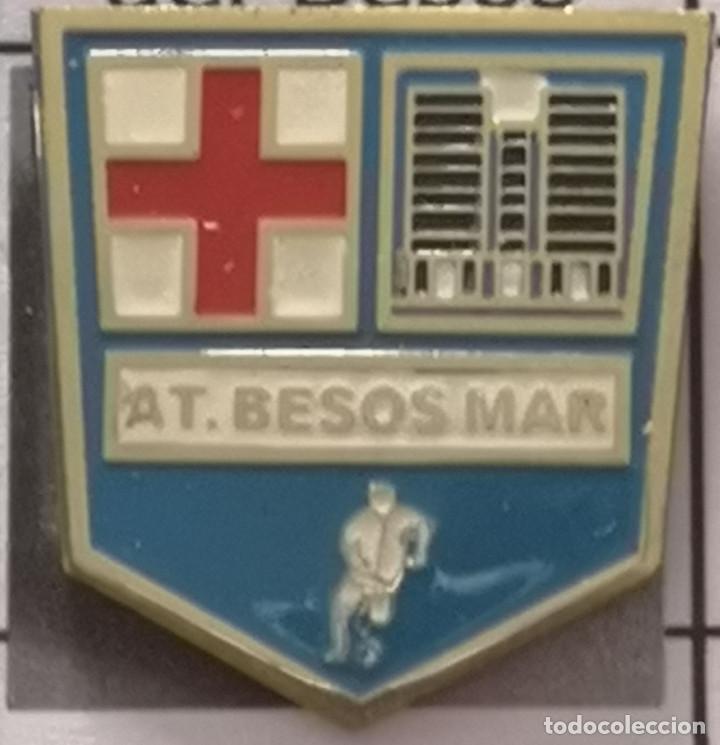 Colecionismo desportivo: PIN FUTBOL - BARCELONA - SANT ADRI&Agrave; DE BES&Ograve;S - AT BESOS MAR