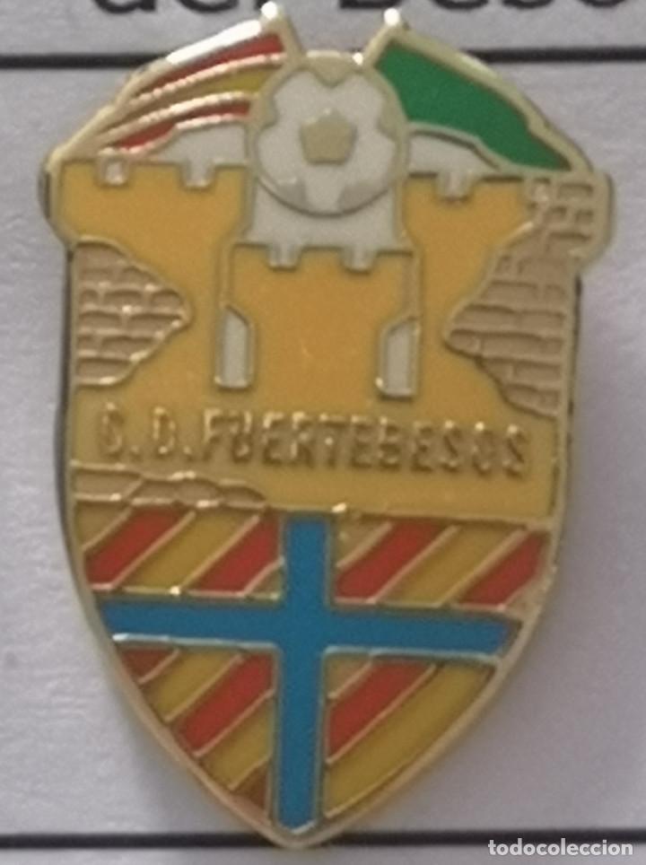 Colecionismo desportivo: PIN FUTBOL - BARCELONA - SANT ADRI&Agrave; DE BES&Ograve;S - CD FUERTEBESOS