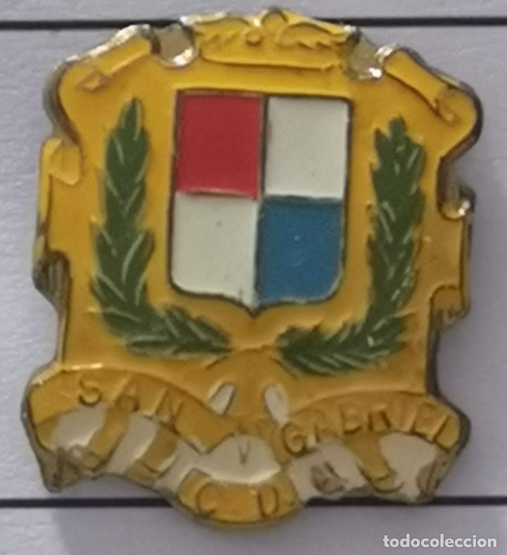 Colecionismo desportivo: PIN FUTBOL - BARCELONA - SANT ADRI&Agrave; DE BES&Ograve;S - CD SAN GABRIEL