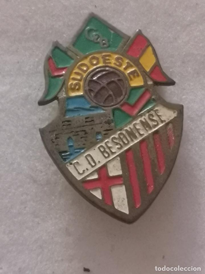 Colecionismo desportivo: PIN FUTBOL - BARCELONA - SANT ADRI&Agrave; DE BES&Ograve;S - CD BESONENSE - Aguja