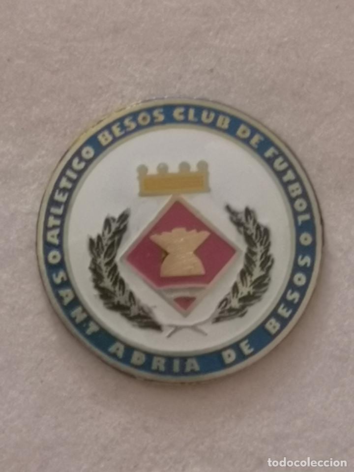 Colecionismo desportivo: PIN FUTBOL - BARCELONA - SANT ADRI&Agrave; DE BES&Ograve;S - ATLETICO BESOS CF