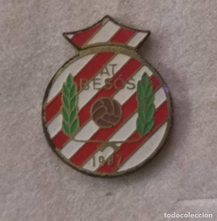 Colecionismo desportivo: PIN FUTBOL - BARCELONA - SANT ADRI&Agrave; DE BES&Ograve;S - ATLETICO BESOS