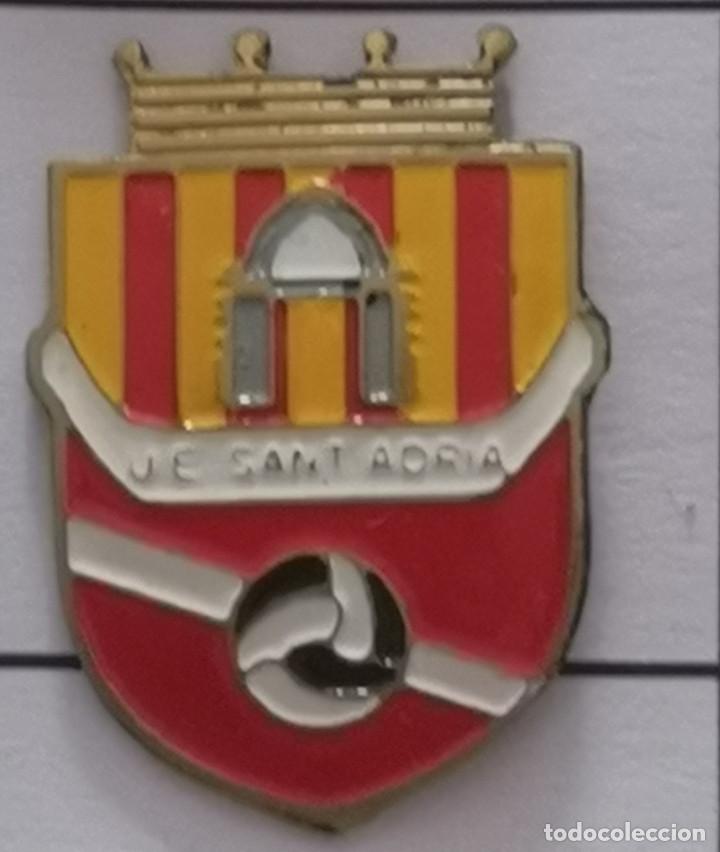 Colecionismo desportivo: PIN FUTBOL - BARCELONA - SANT ADRI&Agrave; DE BES&Ograve;S - UE SANT ADRI&Agrave;