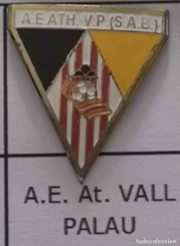 Colecionismo desportivo: PIN FUTBOL - BARCELONA - SANT ANDREU DE LA BARCA - AE ATH. VALL PALAU