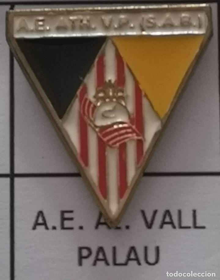 Colecionismo desportivo: PIN FUTBOL - BARCELONA - SANT ANDREU DE LA BARCA - AE ATH. VALL PALAU