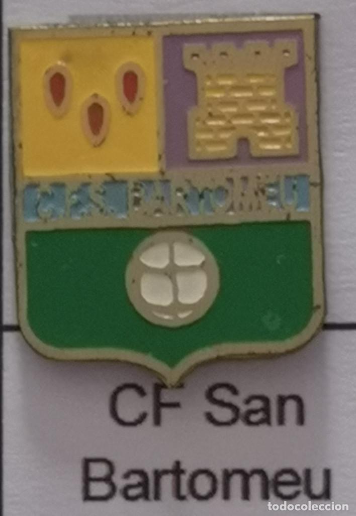 Colecionismo desportivo: PIN FUTBOL - BARCELONA - SANT BARTOMEU DEL GRAU - CF SANT BARTOMEU