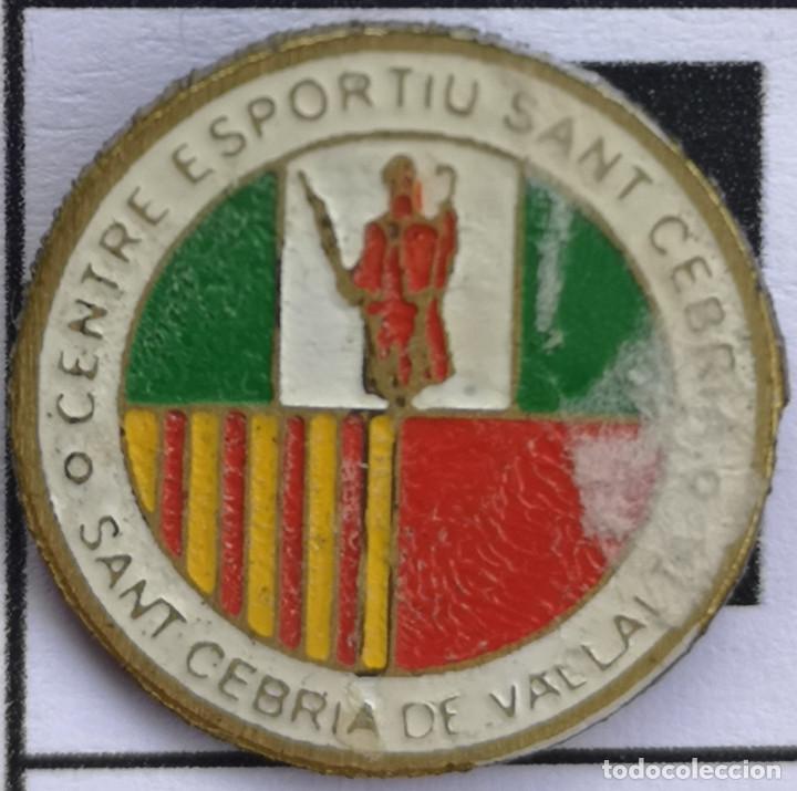 Colecionismo desportivo: PIN FUTBOL - BARCELONA - SANT CEBRI&Agrave; DE VALLALTA - CE SANT CEBRI&Agrave;