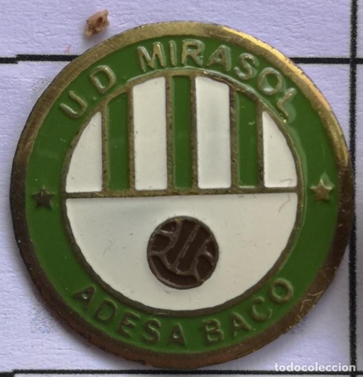 Collectionnisme sportif: PIN FUTBOL - BARCELONA - SANT CUGAT DEL VALL&Egrave;S - UD MIRASOL ADESA BACO