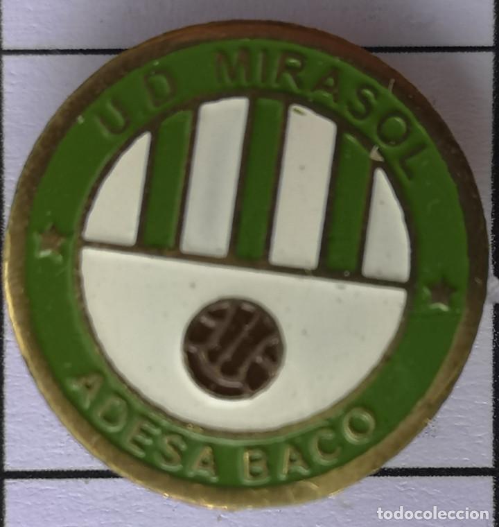Collectionnisme sportif: PIN FUTBOL - BARCELONA - SANT CUGAT DEL VALL&Egrave;S - UD MIRASOL ADESA BACO - Solapa